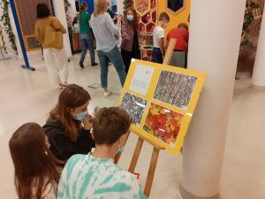 Trzy uczennice przy rozwiązywaniu zadania.