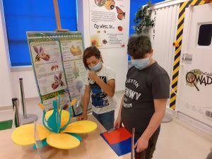 Dwóch uczniów rozgryza trudne zadanie.