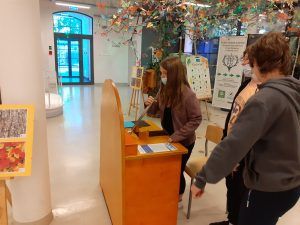 Dwie uczennice przy rozwiązywaniu zadania na kolejnym stanowisku.