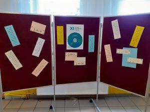 Zdjęcie przedstawia tablicę z informacją o konkursie z okazji Dnia Tabliczki Mnożenia.