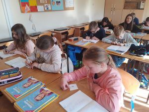 Trzy uczennice rozwiązują zadanie konkursowe.