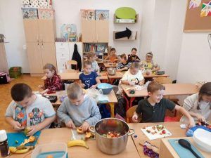 Klasa druga przygotowuje sałatkę owocową.