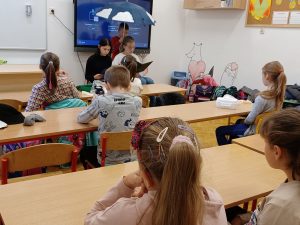 Czytanie pod chmurką w klasie drugiej i trzeciej