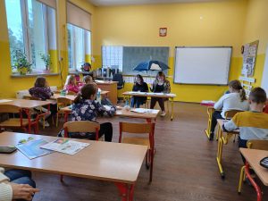 Uczennice klasy siódmej czytają w klasie trzeciej legendę lubuska pt. "Trzy gąski".