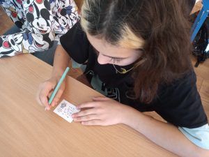 Uczennica rozwiązuje zadanie konkursowe.