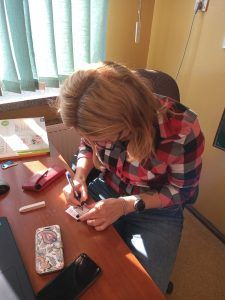 Nauczycielka języka polskiego bierze udział w konkursie.