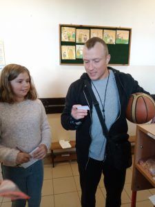 Pan wuefista sprawdza poprawność rozwiązania zadania przez uczennicę.