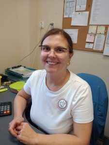 Pani z sekretariatu także sprawdza zadania.