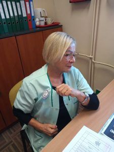 Pani pielęgniarka również ocenia poprawność rozwiązań.