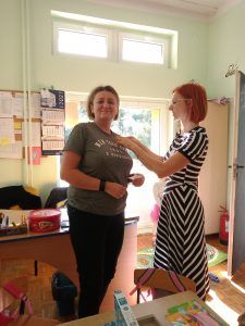 Wychowawca przedszkola otrzymuje medal mistrza tabliczki mnożenia.