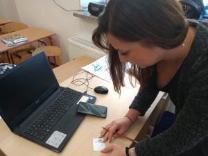 Pani z kl. 2 głowi się nad zadaniem.