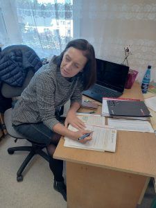 Nauczyciel przyrody sprawdza poprawność rozwiązań uczniów.