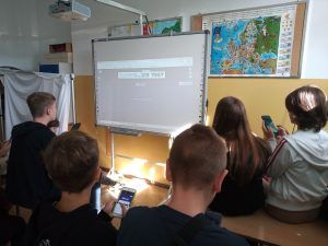 Uczniowie biorą udział w konkursie z Kahootem.