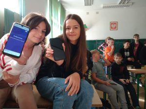 Uczennica pokazuje swój wynik w konkursie.