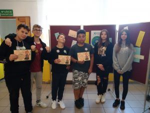 Grupa uczniów z dyplomami.