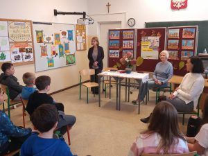 Czytanie pod chmurką w klasie 4