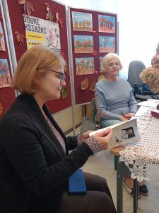 Pani bibliotekarka czyta fragment książki.