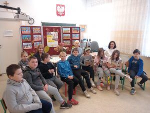 Na zdjęciu grupa uczniów wraz z nauczycielkami i zaproszonym gościem.