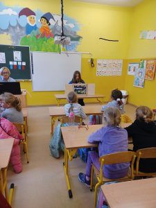 Czytanie pod chmurką w klasie pierwszej