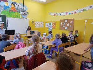 Uczennica prezentuje "Bajkę o Wiśle" Magdaleny Zarębskiej techniką teatru kamishibai w klasie pierwszej.