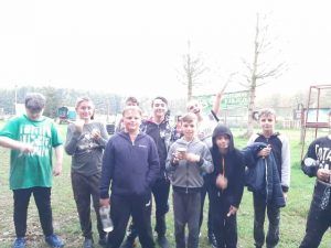 Uczniowie na wspólnym zdjęciu po zabawie na bunkrach.