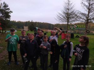 Uczniowie na wspólnym zdjęciu po zabawie na bunkrach.