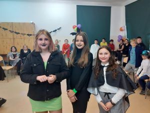 Trzy uczennice w przebraniach balowych