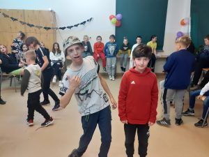 Dwoje uczniów w przebraniach