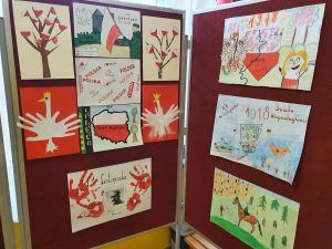 zdjęcie przedstawia tablicę z plakatami o Dniu Niepodległości