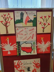 zdjęcie przedstawia tablicę z plakatami o Dniu Niepodległości