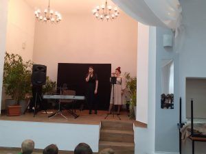 na scenie śpiewające piosenkarki