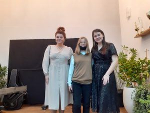 na scenie dwie piosenkarki wraz z uczennicą , która poprosiła o wspólne zdjęcie