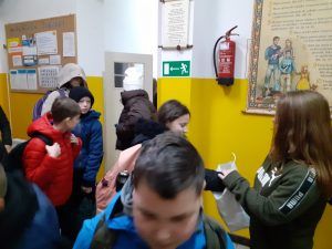 grupa uczniów częstujących się cukierkami