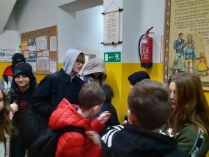 grupa uczniów częstujących się cukierkami