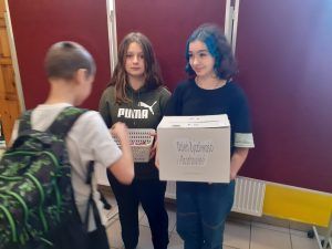 uczeń wrzuca do skrzynki życzenia i pozdrowienia