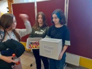 uczennica wrzuca do skrzynki życzenia i pozdrowienia