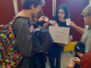 uczniowie wrzucają do skrzynki życzenia i pozdrowienia