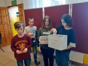 uczniowie wrzucają do skrzynki życzenia i pozdrowienia