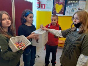 uczennica wrzuca do skrzynki życzenia i pozdrowienia