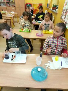 Na zdjęciu uczniowie klasy 2 i 3 uczestniczą w warsztatach Krainy Eksperymentów