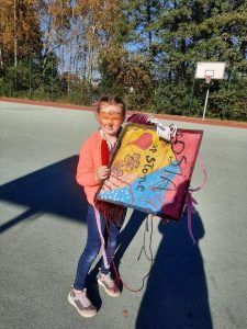 Na zdjęciu widać uczennicę klasy 2 z kolorowym latawcem