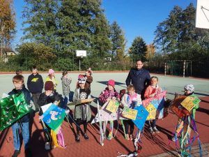 Na zdjęciu widać nagrodzonych uczniów ze swoimi latawcami