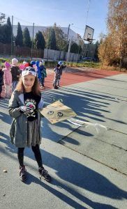 Na zdjęciu jest uczennica klasy 2, trzyma w ręku latawiec