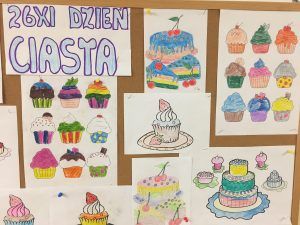 Zdjęcie rysunków dzieci z ciastami