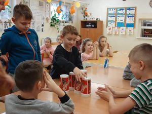 Chłopcy grają w zabawę z kubkami