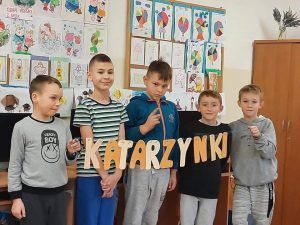 uczniowie trzymają napis Katarzynki