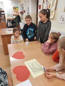 uczniowie podczas zabawy andrzejkowej z sercami