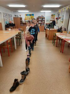 uczniowie podczas zabawy andrzejkowej z butami