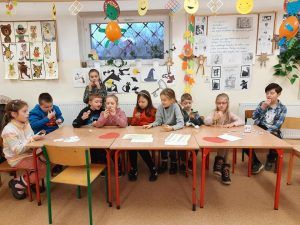 grupa uczniów w trakcie zabaw andrzejkowych