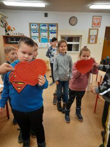 uczniowie podczas zabawy andrzejkowej z sercami